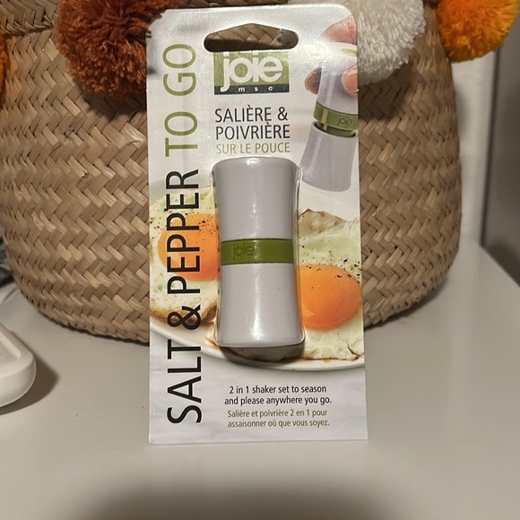 Cute.. Mini joie SALT & PEPPER TO GO!! - Picture 12 of 12